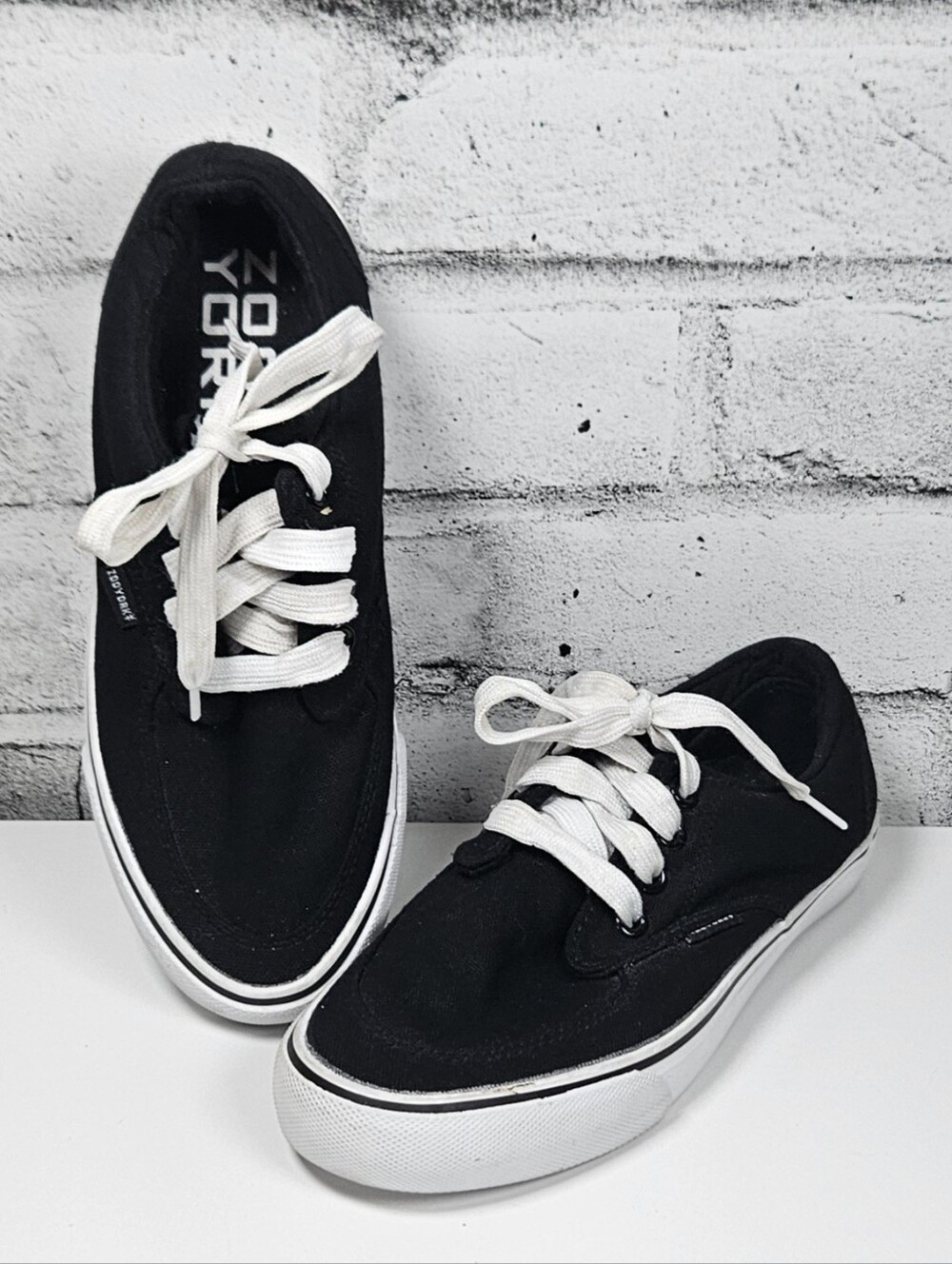 Zooyork Women's Size 4 Black Canvas Lace Up Skate Sneakers